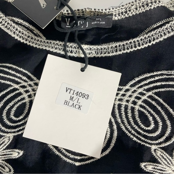 Very J Black White Embroidery Scalloped Hem/Sleeves Floral Round Neck Blouse M/L - Picture 9 of 14